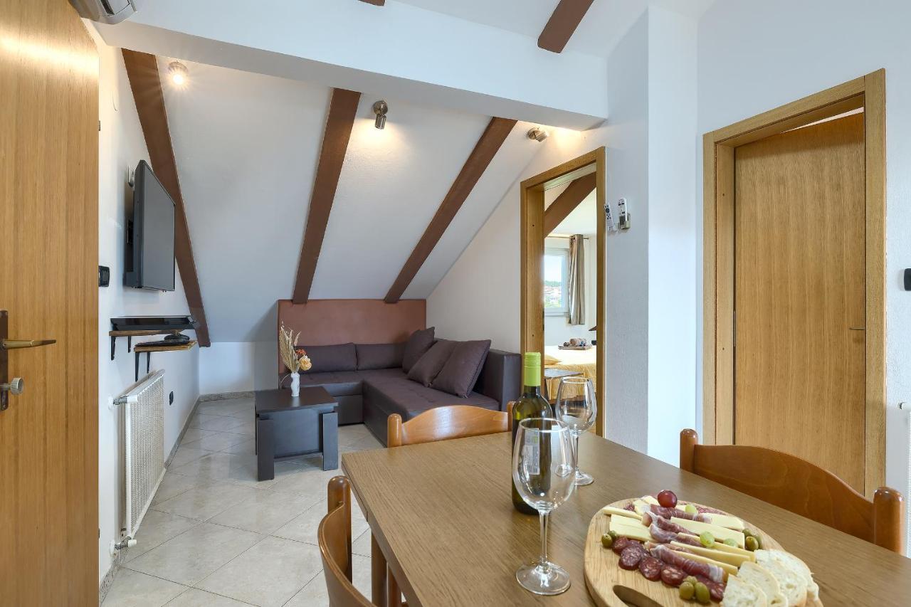 Apartments Ari And Bonnie - Cozy With Roof Terrace Пула Екстериор снимка